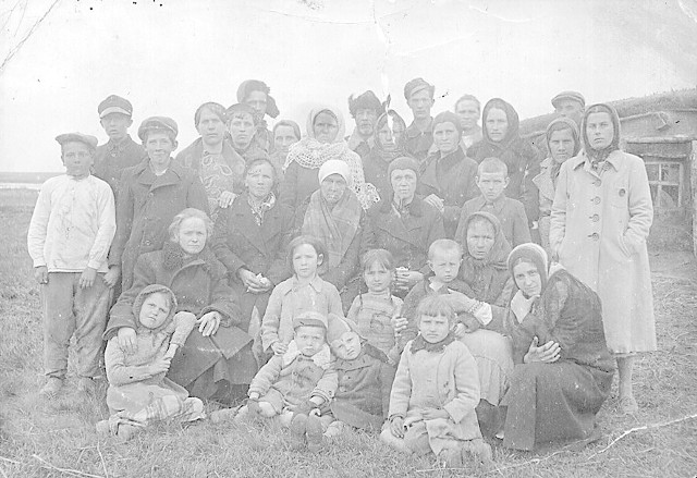 Rok 1940. Unikatowa fotografia Polaków deportowanych do Kazachstanu. Są na niej także Rosjanie. Zdjęcie robił mój brat. Aparat dał Rosjanin. To chłopak, który stoi po lewej stronie w jasnej koszuli - mówi pani Janina  Figas z Bydgoszczy (na fotografii dziewczynka siedząca u dołu z warkoczykami)