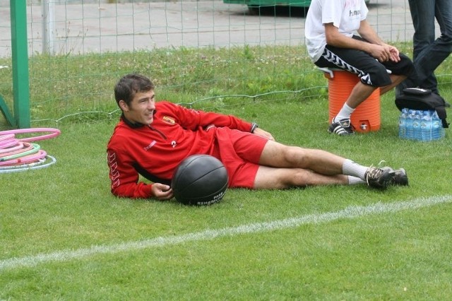 Dariusz Łatka w czwartek nadal trenował indywidualnie i nie zagra w niedzielę z Lechem Poznań.