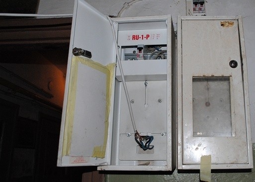 Policjanci odkryli w jednym ze świnoujskim mieszkań nielegalny pobór prądu.