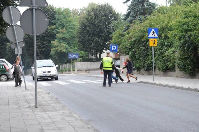 Małym dzieciom trudno ocenić, jak daleko znajduje się zbliżający się samochód