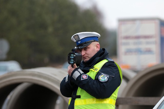 (pij)W środę, 17 lutego zielonogórska drogówka kontrolowała prędkości kierowców jadących S3. Utrudnienia związane z budową drugiej nitki trasy wyraźnie spowalniają kierowców, jednak nie wszystkich. Niektórzy z nich zapominają o ostrożności i nie zwracają kompletnie uwagi na znaki drogowe. Efekt to drogi mandat.Tak było w przypadku kierowcy volkswagena passata. Mijał Zieloną Górę jadąc w kierunku Sulechowa. Na odcinku za zjazdem z Trasy Północnej na S3 przyspieszył i wyprzedził jadący przed nim samochód. Zrobił to mimo zakazu wyprzedzania i przeciął podwójną linię ciągłą. W efekcie dostał mandat w wysokości 700 zł, a na jego konto trafiło 10 punktów karnych. Po chwili taki sam mandat, za takie samo wykroczenie zapłacił jeszcze jeden kierowca.