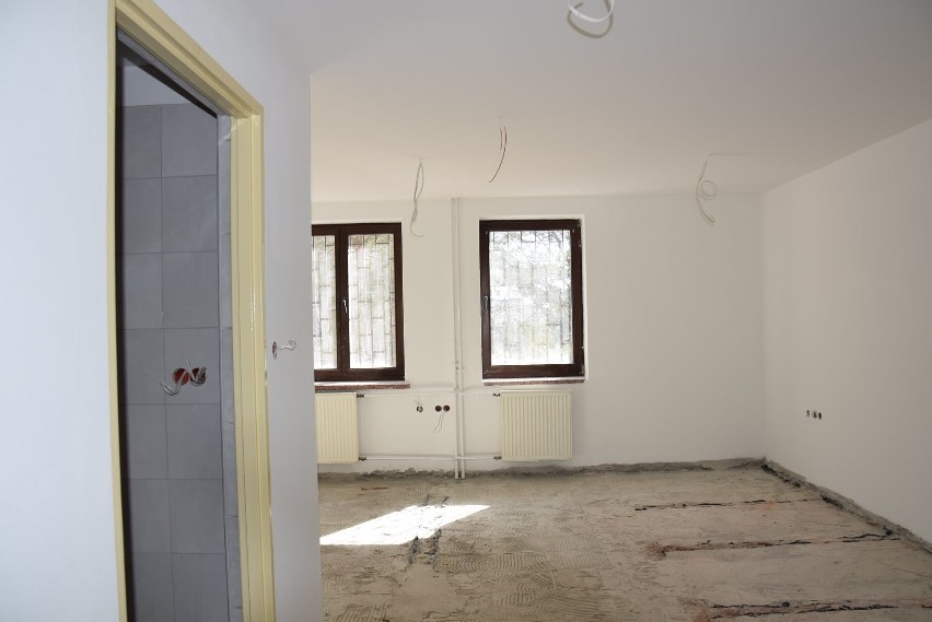 Trwa adaptacja budynku dawnej szkoły w Rejowcu na dom pomocy społecznej. Zobacz zdjęcia