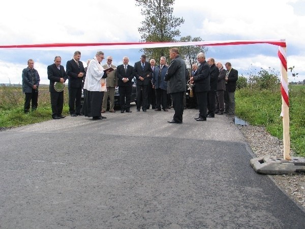 W powiecie przemyskim zmodernizowano kolejne 17 km dróg. Nz. otwarcie drogi Orły &#8211; Niziny.