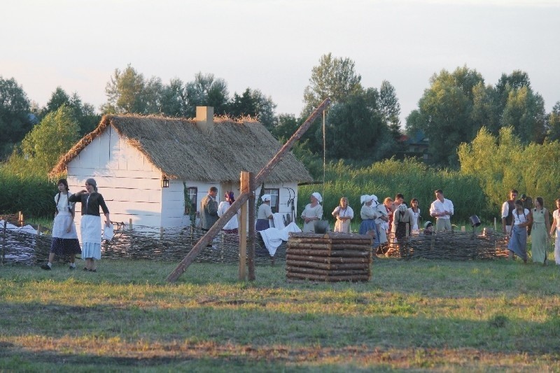 Organizatorzy widowiska zbudowali makietę wołyńskiej wioski...