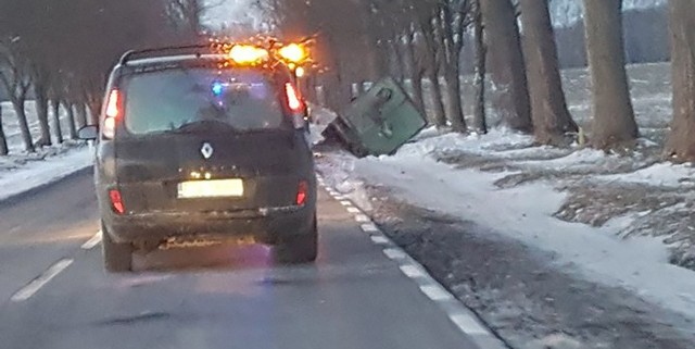 Bus wypadł z drogi na "trasie śmierci" niedaleko Nowogrodu Bobrzańskiego.