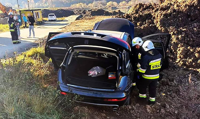 Wypadek na szosie w dolinie Dunajca. Po zderzeniu z autem audi wbiło się w hałdę ziemi na przydrożnym polu