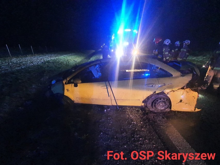 Wypadek w Skaryszewie. Nocne dachowanie osobówki na drodze krajowej numer 9. Kierowca uciekł z miejsca zdarzenia 