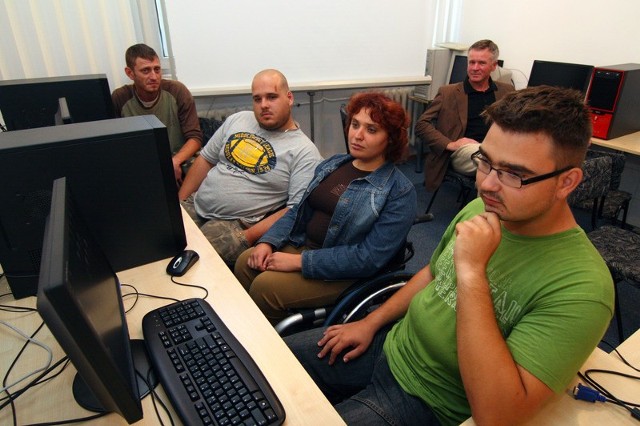 Jacek (pierwszy od lewej), Marek, Monika i Wojtek w trakcie szkolenia na temat radia interentowego. W tle - pomysłodawca przedsięwzięcia - Andrzej Kubiak.