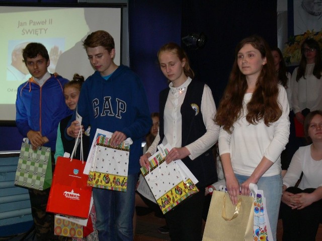 Podczas wczorajszego podsumowania zwycięzcy  i wyróżnieni w konkursie odebrali nagrody w Gimnazjum nr 1 w Tarnobrzegu.