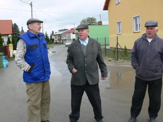 Od lewej: Zezon Grzywacz, Bolesław Skrzypek i Tadeusz Czyżycki, mieszkańcy z ulicy Piętaka &#8222;bocznej&#8221; z Wielowsi nie rozumieją, dlaczego część ulicy z numerami nieparzystymi, nie będzie remontowana.