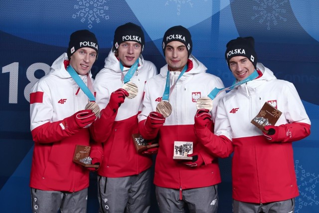 Pjongczang 2018. Ceremonia medalowa z udziałem polskich skoczków narciarskich.