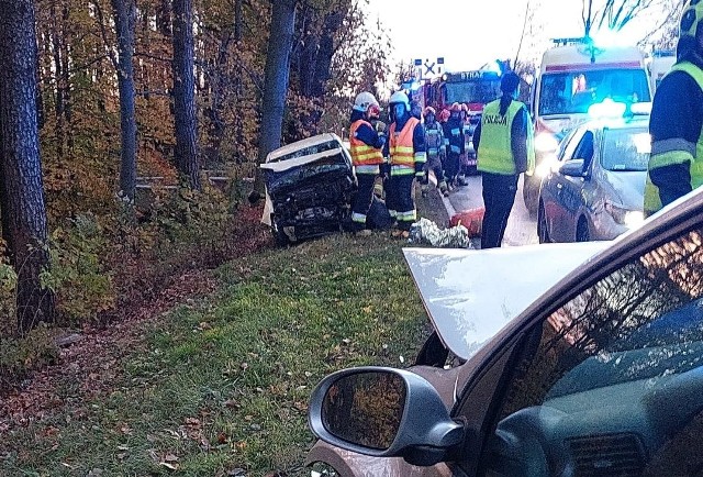 Wypadek na DW977 w Zabłędzy koło Tuchowa, czołowe zderzenie volkswagena i fiata, jedna osoba ranna, 29.10.2022