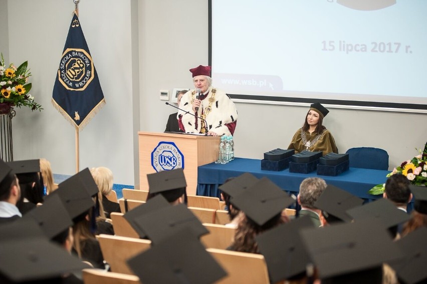 Ponad 120 absolwentów opolskiej WSB odebrało dyplomy.