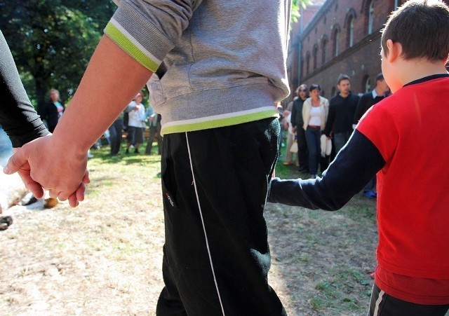 W środę, w szpitalu psychiatrycznym w Świeciu odbyła się też wystawa prac pacjentów oraz ognisko (na zdjęciu). Uczestniczyły w nim także osoby spoza szpitala, które odwiedziły go z okazji dni otwartych. Dyrekcja dziękuje księżom Romanowi Zielińskiemu i Leszkowi Grzeli za zaangażowanie w duchowe przygotowanie pacjentów do tego wydarzenia.