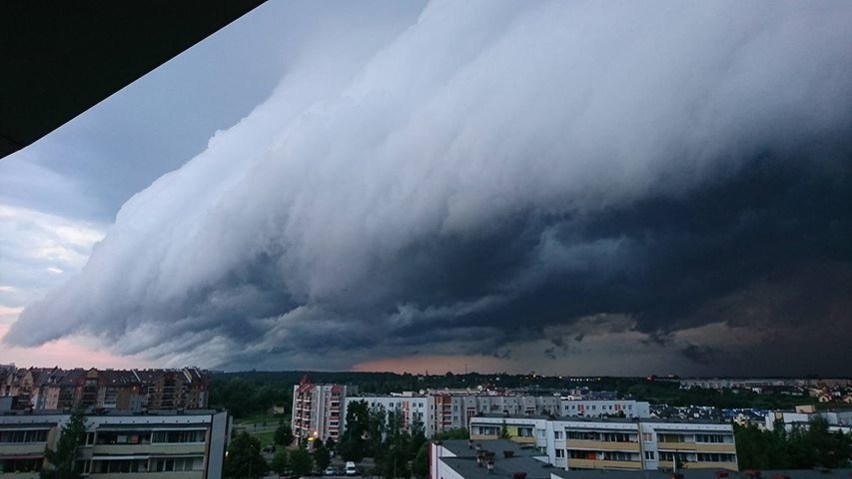 Chmury nad Białymstokiem. Niezwykły widok w niedzielny wieczór [ZDJĘCIA]