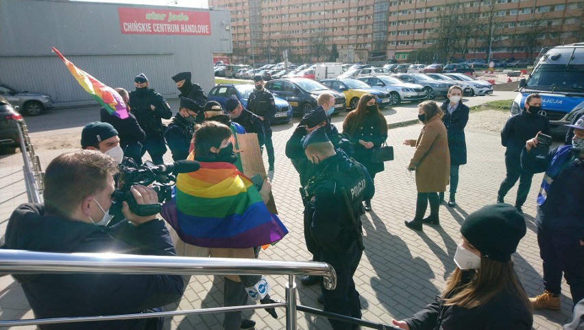 Protest przed komisariatem w Gdańsku. Przedstawiciele środowisk LGBT mówią o szykanowaniu oraz nieadekwatnych działaniach mundurowych