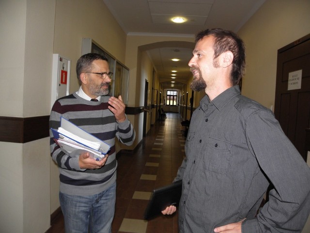 Radek Sawicki (z prawej) i Marek Sosnowski tuż przed rozpoczęciem  rozprawy.