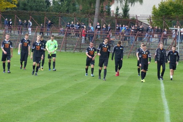 Piłkarze KSZO 1929 Ostrowiec po słabym meczu przegrali z Wisłoką Dębica 0:2.