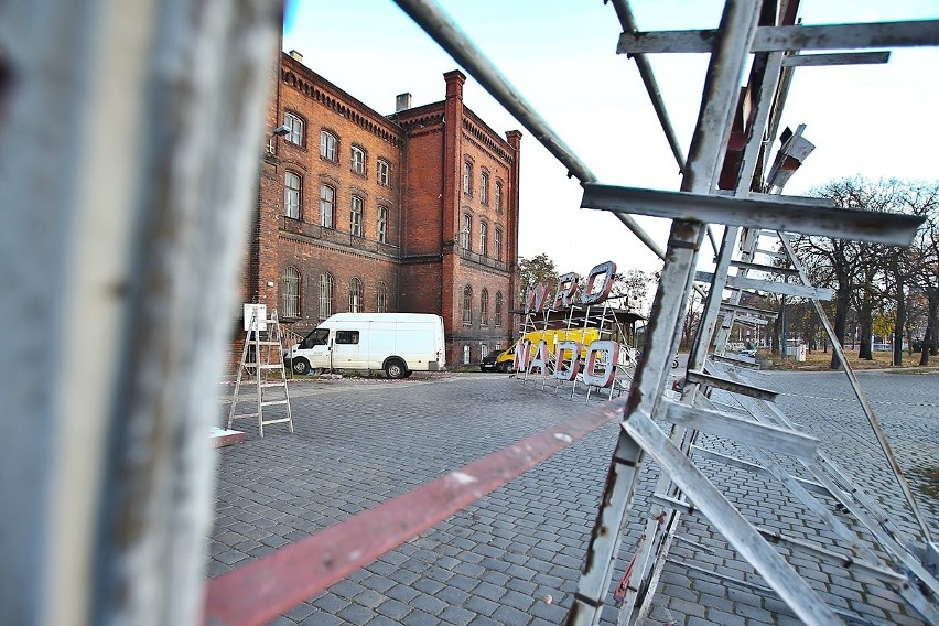 Teraz plac przed wejściem głównym do budynku dworca zajęty...