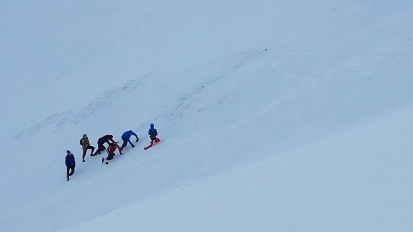 Tatry. W lekkich butach sportowych weszli zimą na Przełęcz pod Kopą Kondracką [ZDJĘCIA]