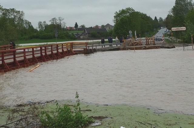 Pow&oacute;dź zniszczyła we wtorek nowy most na Nidzicy - w Ławach, przy trasie krajowej nr.79.