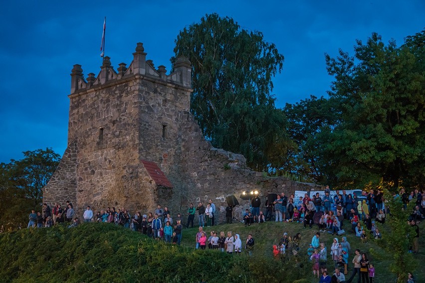 Nowy Sącz. Nocne widowisko pod Basztą Kowalską [ZDJĘCIA, WIDEO]