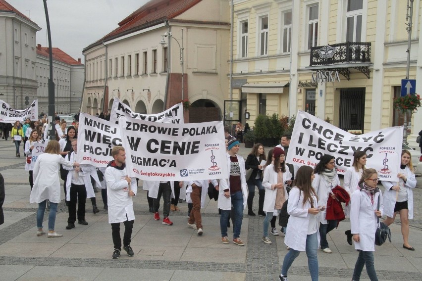 Lekarze rezydenci i studenci protestowali w Kielcach