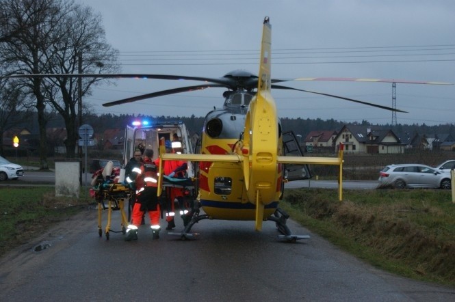 Wypadek w Leźnie. Samochód osobowy potrącił pieszą. Śmigłowiec LPR zabrał ranną do szpitala (zdjęcia)