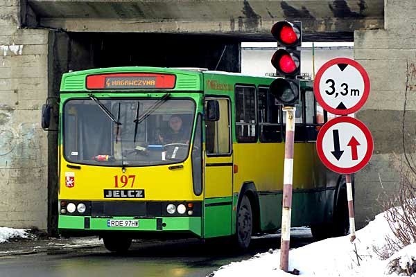 Przebudowa wiaduktu to kolejny krok w tworzeniu północnej obwodnicy miasta. Teraz jego prześwit jest zbyt mały, by zmieściły się pod nim TIR-y. Po remoncie zwiększy się do 4,5 m.