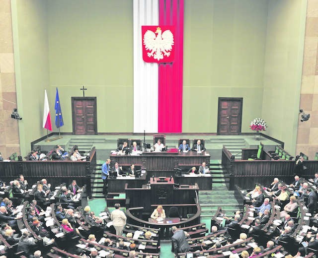 W Sejmie okręg toruńsko-włocławski reprezentuje 13 posłów. W Senacie zasiada 3 przedstawicieli dawnych województw toruńskiego i włocławskiego