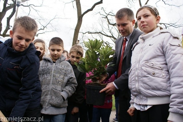 Drzewka dzieci sadziły m. in. z prezydentem Tomaszem Wantułą.