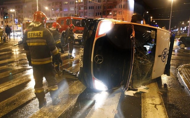 Karetka pogotowia ratunkowego wywróciła się na placu Rodła w Szczecinie. Do wywrotki doszło po tym, jak uderzył w nią samochód osobowy.