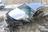 Tragiczny wypadek pod Krzepicami. Po czołowym zderzeniu kierowca zmarł w szpitalu [ZDJĘCIA]