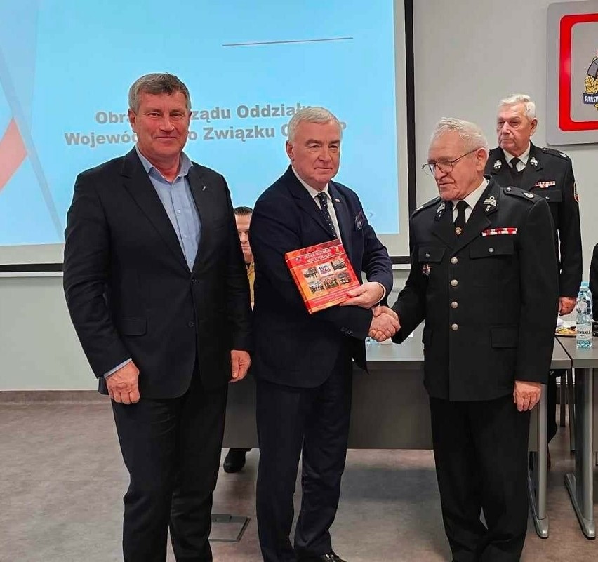 Książkę o strażakach z Pińczowa otrzymali także marszałek...