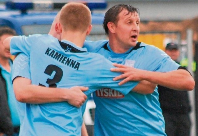 Tak piłkarze Kamiennej cieszyli się po zdobyciu bramki przez Grzegorza Tobiszewskiego. Z prawej Krystian Kanarski.