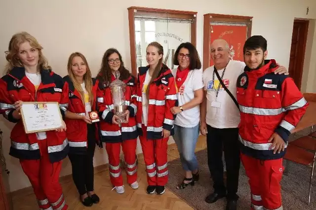 Od lewej: Dominika Chochół, Olga Głowacka, Aleksandra Kropczyk, Karolina Aksamit, Jolanta Rutczyńska, Janusz Drygała, Paweł Mazur.