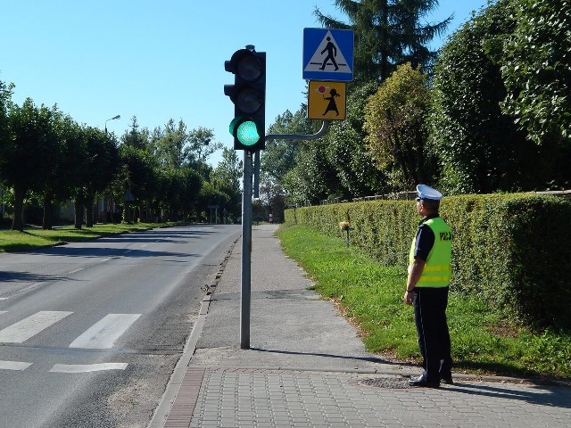 1 września na  terenie powiatu radziejowskiego rozpoczęły się działania kontrolno-prewencyjne „Bezpieczna droga do szkoły”. Zwiększono ilość patroli w  okolicach szkół, na drogach prowadzących do nich.  Monitorowane są także okolice przystanków autobusowych i dworców PKS.Co Tadeusz Rydzyk sprzedaje w swoim sklepie? [zdjęcia][zaj_kat]Celem akcji jest zapewnienie bezpieczeństwa dzieciom poruszającym się po drogach po przerwie wakacyjnej oraz nauka bezpiecznego poruszania się, po często ruchliwych drogach, którymi dzieci udają się do szkoły. Policjanci ogniwa ruchu drogowego sprawdzali także stan techniczny autokarów, którymi dowożone są dzieci. Sprawdzono także kierowców autokarów pod kątem stanu trzeźwości. Podczas dzisiejszych kontroli wszystkie autokary były sprawne, a kierowcy trzeźwi. Pogoda na dzień (01.09.2016) | KUJAWSKO-POMORSKIETVN Meteo Active