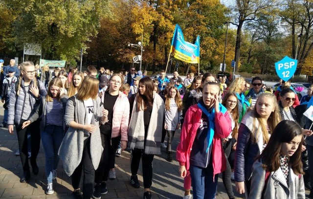 W marszu integracyjnym ku czci biskupa Jana Chrapka wzięło udział około 500 osób.