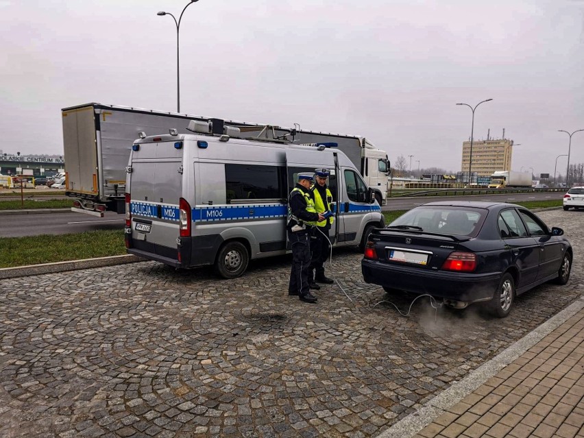 Policjanci ruchu drogowego, wyposażeni w specjalistyczny...