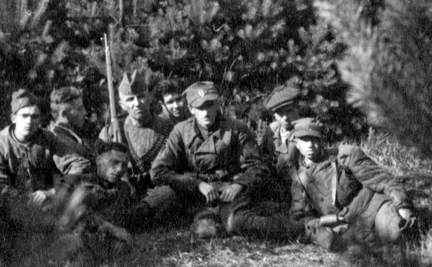 Część oddziału Edmunda Łukawieckiego latem 1944 r. Od lewej:...