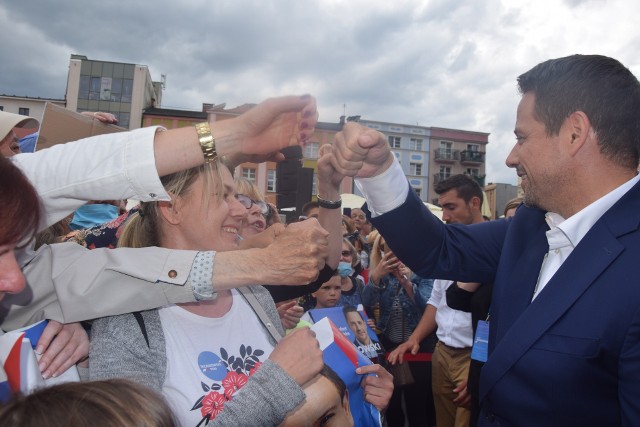 Tłumy chojniczan chciały przywitać się z kandydatem na prezydenta  Rafałem Trzaskowskim. Po przemówieniu był czas na zdjęcia