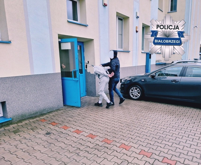 Policjanci z Białobrzegów zatrzymali dwie osoby z narkotykami. Teraz grozi im nawet 10 lat więzienia
