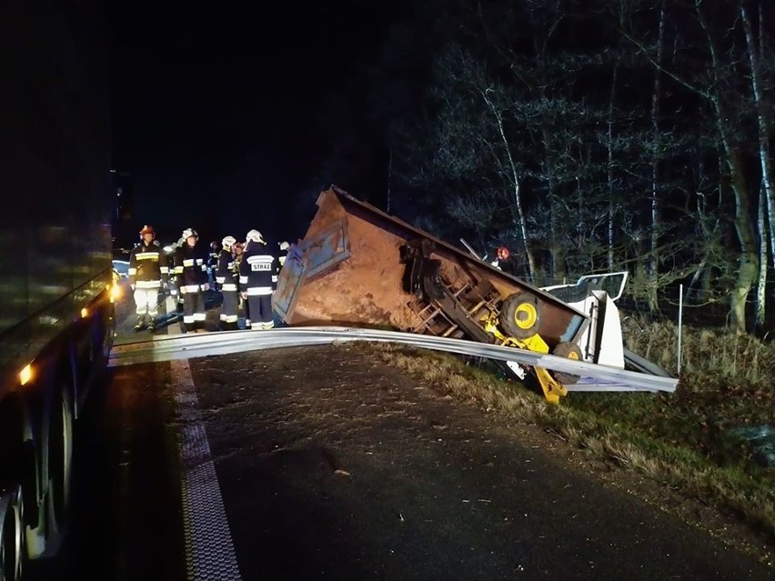 Wypadek na autostradzie A4. Tir wypadł z drogi, uszkodził trzy inne pojazdy osobowe i ciężarowy