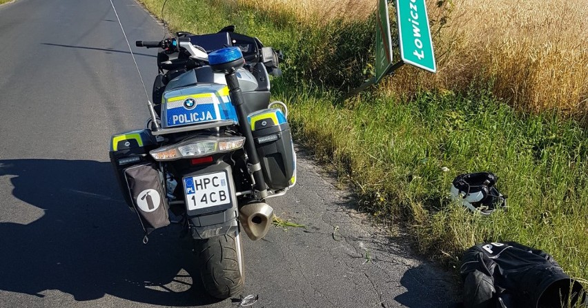 Wypadek policyjnego motocykla w Łowiczku (gmina Bądkowo)