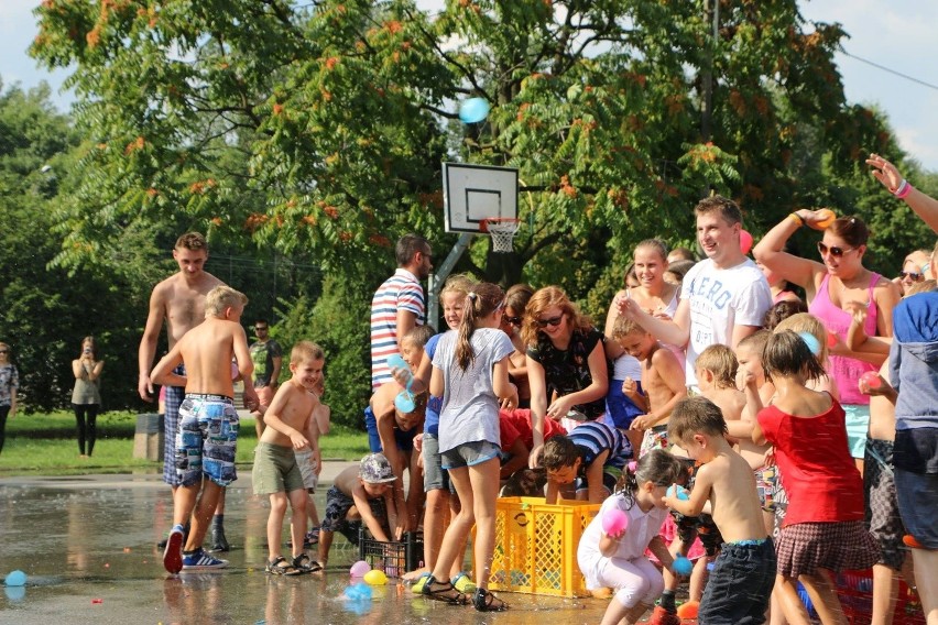 Sosnowiec: Mieszkańcy bawili się podczas Bitwy na Balony z Wodą [ZDJĘCIA] 