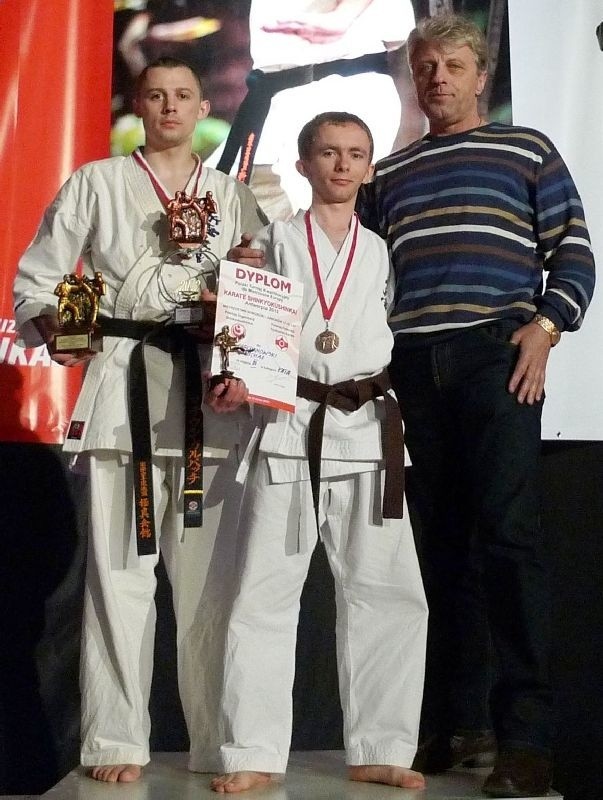 Mateusz Garbacz (z lewej) wygrał kwalifikacje w Nowej Rudzie. Michał Ciechanowski (w środku) był trzeci. Z prawej ceniony trener karate Krzysztof Borowiec.