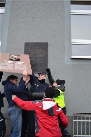 Częstochowa: Poseł Jaskóła przepychał się z policją, która broniła tablicy z sierpem i młotem