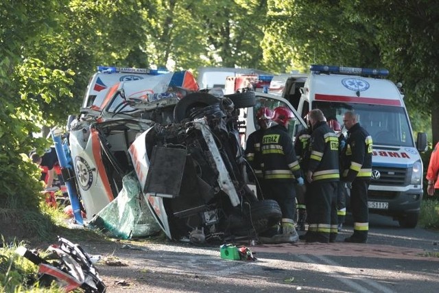 Do tragicznego wypadku doszło w minioną środę (9 maja) na drodze Sulechów - Kije. Rozpędzona karetka uderzyła w drzewo. Na miejscu zginął strażak Komendy Miejskiej PSP oraz druh OSP Jarogniewice Grzegorz Wesołowski, który był również ratownikiem medycznym.