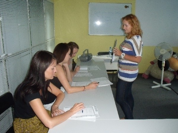 Uczestniczki wakacyjnego kursu w jednej z łódzkich szkół językowych