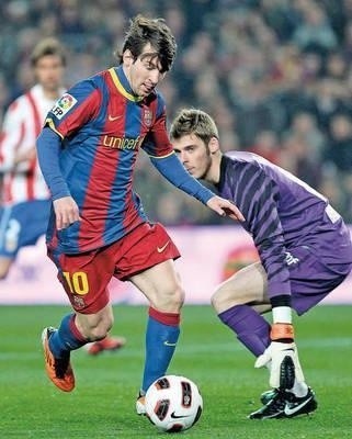Lionel Messi (Barcelona) mija bramkarza Atletico Davida Geę Fot. PAP/EPA/Andreu Dalmau